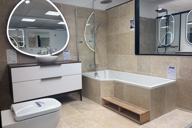 Meuble 2 tiroirs avec vasque à poser, toilettes et baignoire