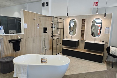 Baignoire îlot et double meuble de salle de bain