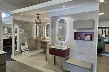 Meuble de salle de bain asymétrique avec miroir led et niche