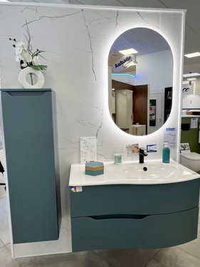 Salle de bains équipée avec meuble noir