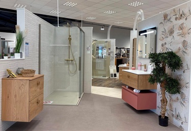 Douche avec colonne de douche dorée et meubles de salle de bain