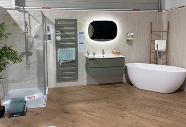 Salle de bain avec douche, baignoire îlot, sèche serviette et meuble suspendu