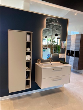 Meuble de salle de bain suspendu avec colonne de rangement