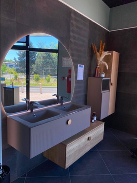 Meuble de salle de bain avec miroir et colonne de rangement