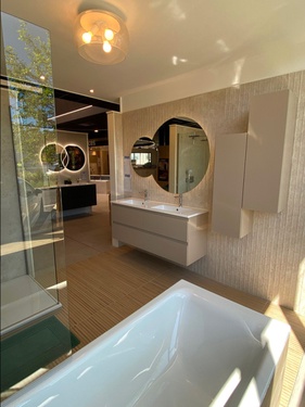 Salle de bain avec meuble suspendu, colonne de rangement, douche et baignoire