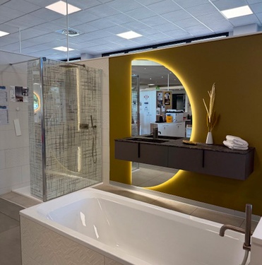 Salle de bain avec baignoire, douche et meuble suspendu