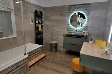 Salle de bains équipée avec meuble miroir baignoire