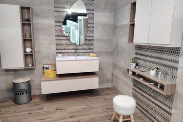 Ensemble meuble salle de bains suspendu avec miroir asymétrique