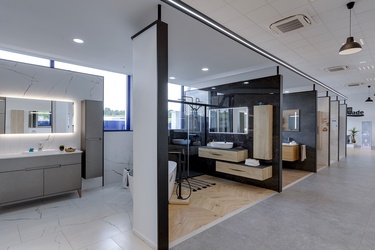 Meuble asymétrique avec colonne de rangement