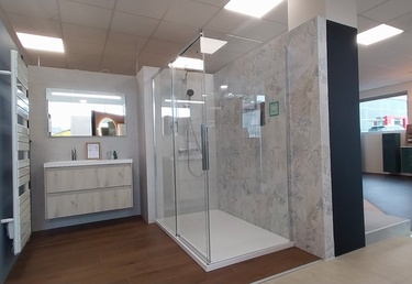 Salle de bain avec meuble suspendu et douche