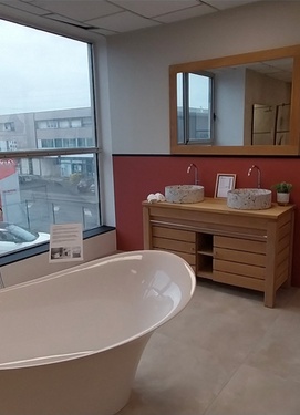 Salle de bain avec une baignoire ilôt et un meuble avec 2 vasques à poser