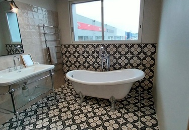 Baignoire et meuble baroque 