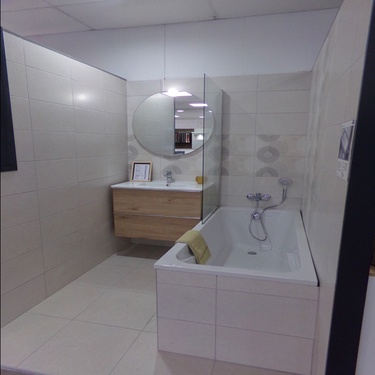 Baignoire avec meuble de salle de bain suspendu