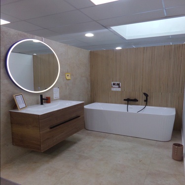 Baignoire avec meuble de salle de bain suspendu