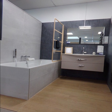 Baignoire avec meuble suspendu 