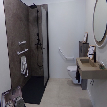 Douche avec receveur extra plat et meuble suspendu