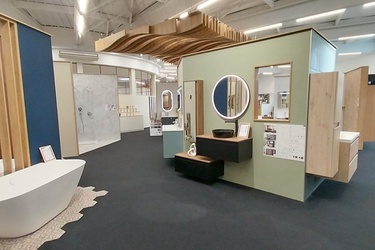 Baignoire et meuble asymétrique avec vasque à poser