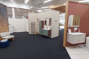 Sèche serviette avec colonne de rangement et meuble simple vasque