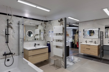 Baignoire avec meuble de salle de bain et sèche serviette