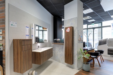 Meuble de salle de bain suspendu avec colonnes de rangement