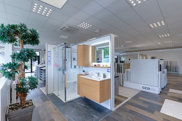 Salle de bain avec meuble, colonne de rangement et douche