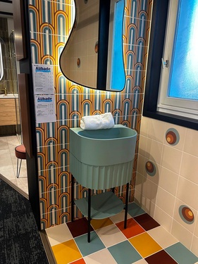 Meuble salle de bain avec miroir asymétrique