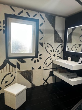 Meuble suspendu avec robinetterie encastrée