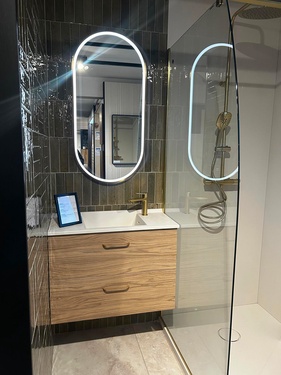 Meuble avec miroir LED et douche 