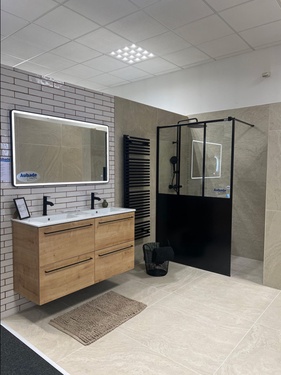 Salle de bain avec douche