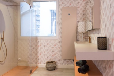 Douche à l'italienne, meuble de salle de bain et colonne de rangement