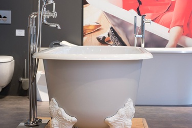 Baignoire et robinetterie sur pied