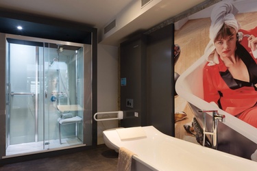 Douche et toilette avec élément PMR