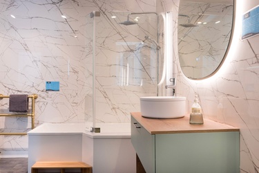 Meuble avec vasque à poser avec baignoire