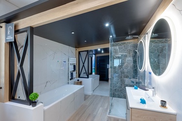 Salle de bain avec douche, baignoire et meuble 