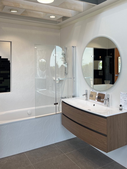 Meuble suspendu avec baignoire et pare baignoire