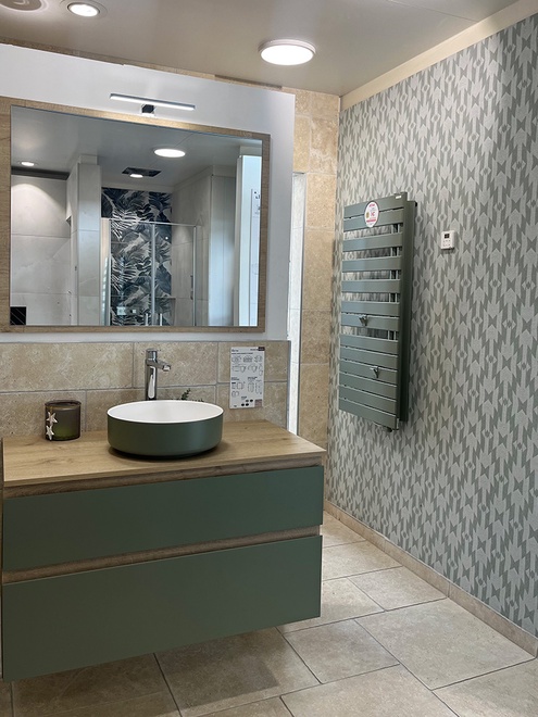 Vasque à poser avec meuble suspendu et sèche serviette