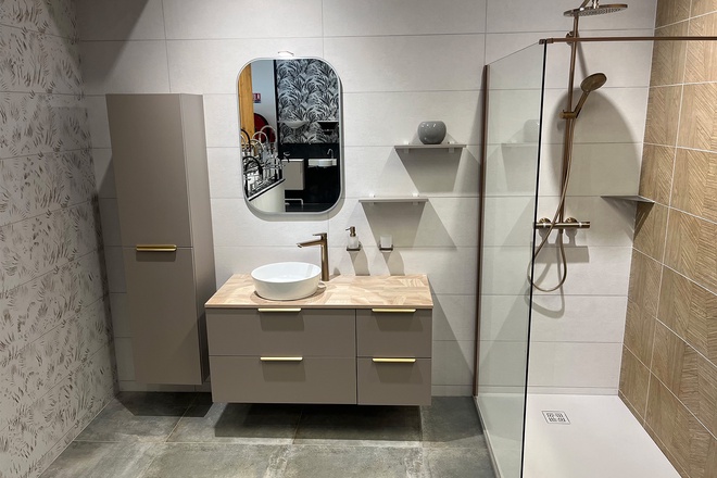 Meuble avec vasque à poser et colonne de rangement