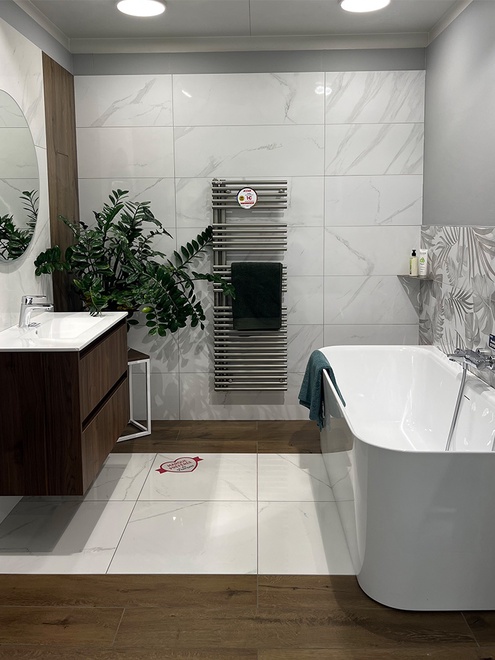 Baignoire semi îlot avec sèche serviette et meuble