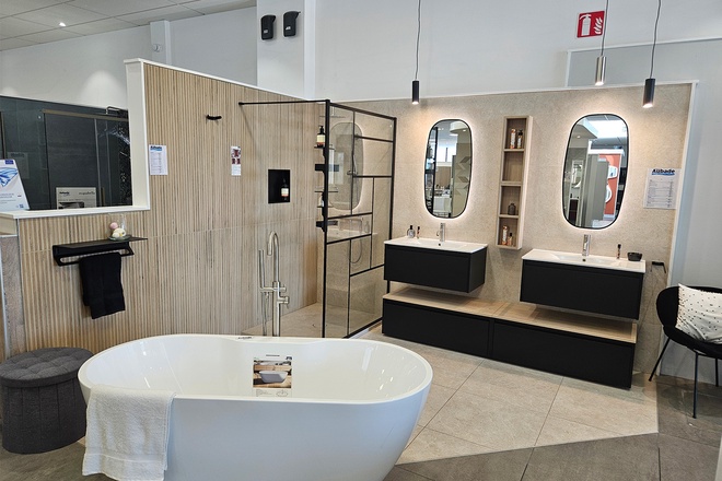 Baignoire îlot et double meuble de salle de bain