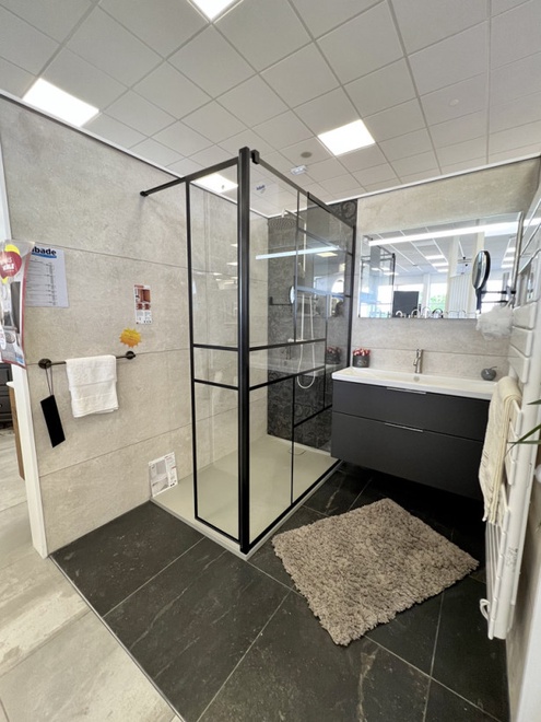 Meuble de salle de bains suspendu et douche