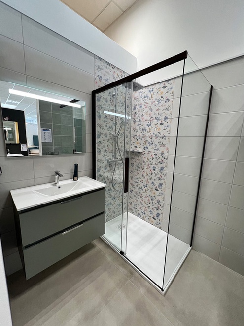 Meuble de salle de bains suspendu et douche