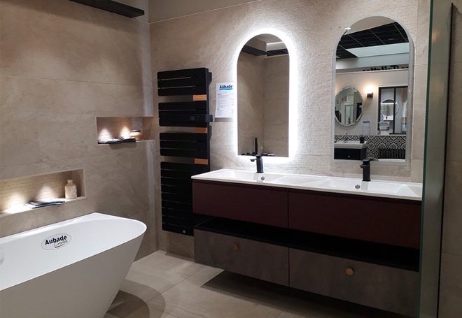 Meuble double vasque avec baignoire et sèche serviette