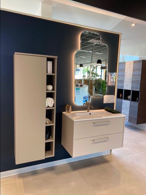 Meuble de salle de bain suspendu avec colonne de rangement