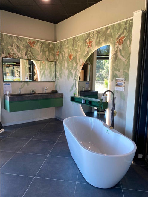 Meuble de salle de bain et baignoire avec îlot