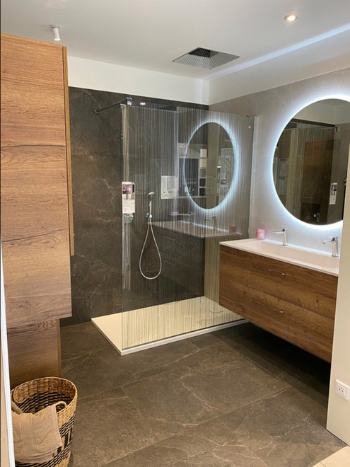 Ensemble de salle de bain avec meuble suspendu et douche