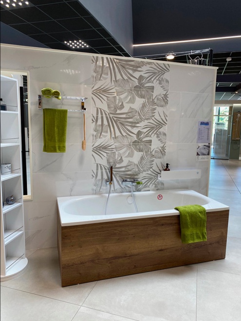 Baignoire avec robinet bain-douche encastré