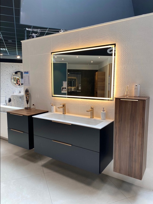 Meuble de salle de bain avec miroir et colonne de rangement