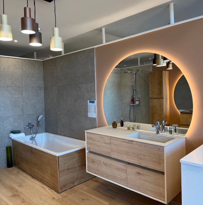 Meuble suspendu avec baignoire et miroir