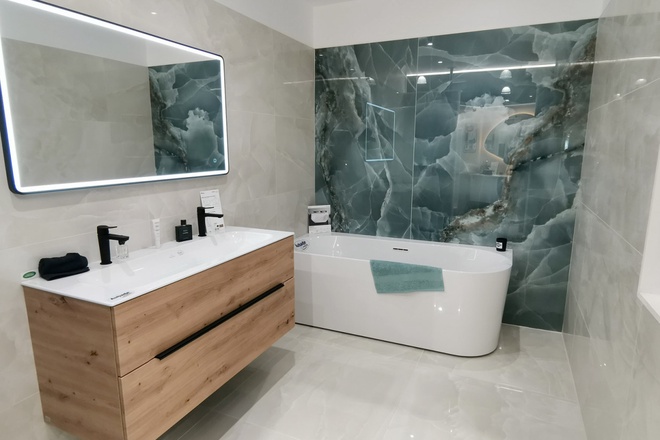 Salle de bains équipée avec meuble double vasque et baignoire