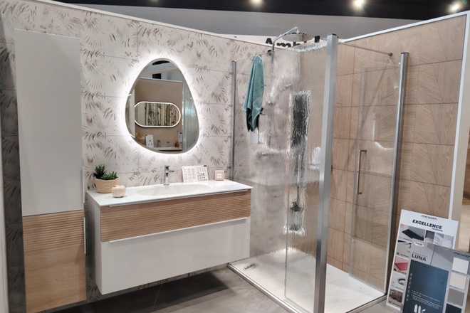 salle de bains avec meuble suspendu et douche